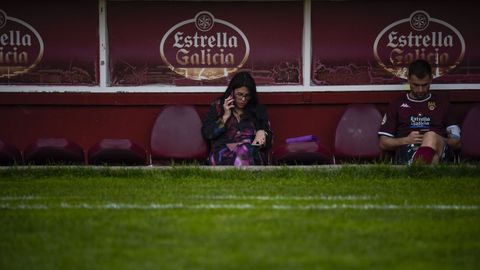 Lupe Murillo y el capit�n �lex Gonz�lez, en el banquillo de Pasar�n, esperando respuestas tras el final del partido ante el Avil�s 