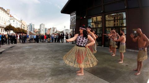 Recibimiento con la tradicional 'haka' de nuevazelanda en la exposicion de  All Blacks. Historia de una camiseta invencible , de la New Zealand Rugby Union.