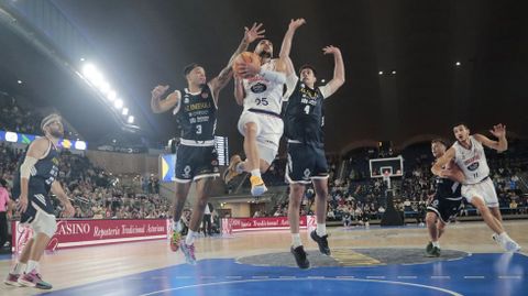 Faure (4) y Townes (3), defendiendo a Quintela (25) en el Oviedo-Obradoiro de la pasada campa�a.