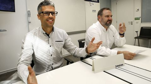 Pablo Gonzlez, responsable de la planta de Vestas en Viveiro (izquierda), y Jos Miguel Soto, responsable de operaciones del noroeste dela multinacional elica danesa