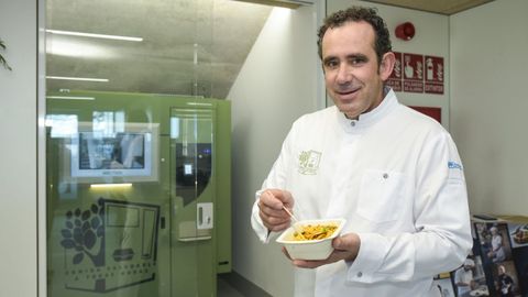 Paco Moreno, jefe de departamento de hostelería y turismo del CIFP Carlos Oroza de Pontevedra, con un plato de fideos con mejillones servido por la máquina de «vending»
