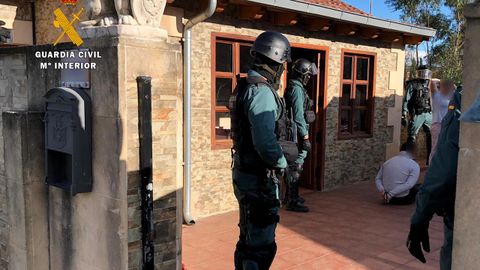 Detenidos 69 miembros de varios clanes por venta drogas y peleas de gallos