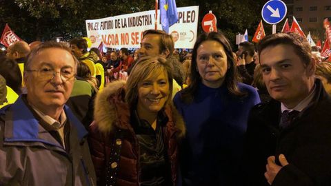 Susana L�pez Ares con Esther Llamazars y Carlos Su�rez, en la manifestaci�n de Alcoa en Avil�s