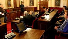 <span lang= es-es >Encuentro en tres fases</span>. La comisi�n de As Mercedes se reuni� primero con el BNG, despu�s con el PSOE y m�s tarde con el PP.