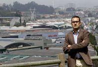 <span lang= es-es >Ante la crisis, optimismo y responsabilidad</span>. Reconoce Rub�n Ocampo que son tiempos dif�ciles, aunque el pol�gono de Pocomaco est� aguantando bien las embestidas de la crisis. Como soluci�n apunta al optimismo y a la responsabilidad. �Los empresarios tenemos que conseguir ser m�s eficaces para ser capaces de contratar a m�s gente, porque de esto solo se sale con trabajo. Eso es lo que cualquier empresario �tico desea�, considera.