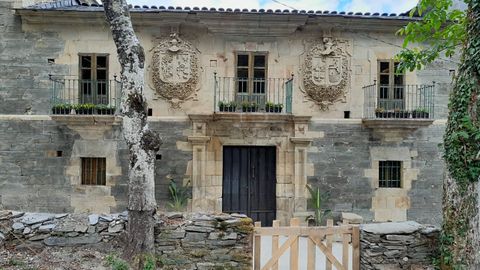 Los escudos de armas que presiden la fachada principal