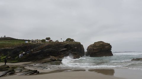 En la praia de As Catedrais, el�eclipse en su fase total empezar� a las 20.27 horas del 12 de agosto y tendr� una duraci�n de 1 minuto 48 segundos. Ser� la m�xima ocultaci�n que se registre en Galicia. El Sol se situar� con una inclinaci�n de 11,25 grados, suficiente para apreciarlo mirando hacia el oeste-noroeste. Pero hay que tener en cuenta que es una zona de gran nubosidad, como se observa en la foto tomada ayer, en la que apenas se puede apreciar el Sol.