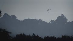 Medios areos trabajando en un incendio en la provincia de Ourense.