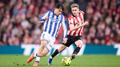 Aramburu y Robert Navarro, durante una pugna de bal�n en el partido entre la Real Sociedad y el Athletic de Liga.