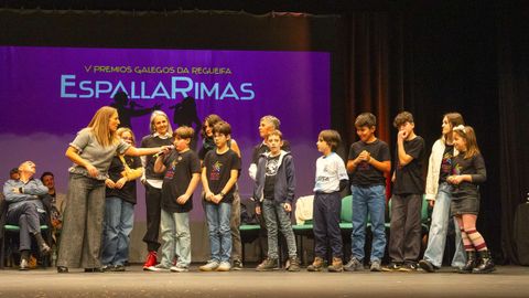 Exhibici�n da Escola de Regueifa de Carballo e da Escola Semente de Compostela