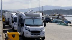Un grupo de autocaravanas estacionadas en el puerto grovense de O Corgo