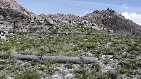 Monte de O Pindo.Barreras colocadas para evitar el arrastre de cenizas