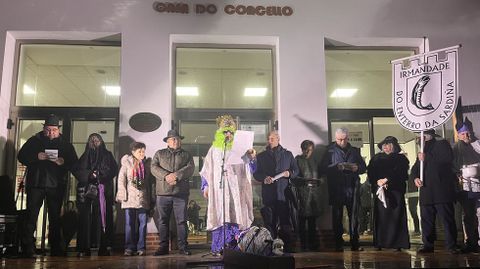 Emilio S�nchez, a la izquierda, en la lectura de las coplas del Enterro da Sardi�a