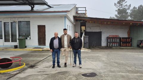 Manuel Seoane (izda.), con los promotores (Daniel Fern�ndez y Marcos Mel�ndez) de un supermercado para revitalizar la gasolinera de Cartelle.