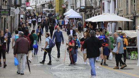 Imagen de archivo de la r�a de San Pedro, en Santiago, llena de viandantes.