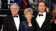 La madre de Brad Pitt, en el centro de la imagen, en el 2012