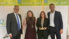 Esperanza Moraa, con el galardn, junto al director de Nortex, Alfonso Carballeda, en la gala de los Premios Nacionales de la Limpieza