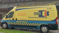 Imagen de archivo de una ambulancia en la entrada del centro de salud rianxeiro.