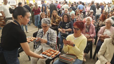 Numerosos asistentes a la feria de Goente, en la degustacin de quesos.