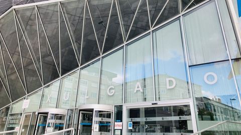 Fachada principal del edificio de los juzgados de la capital ourensana