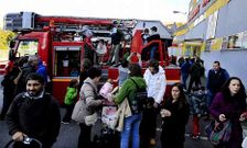 M�s de mil personas se acercaron ayer al parque de bomberos de Teis y donaron comida.