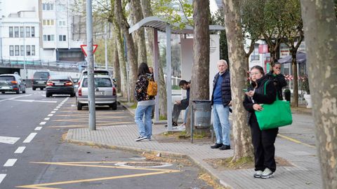 Personas esperando en las paradas de autobús de Oleiros