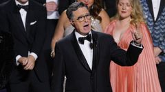 Stephen Colbert, uno de los presentadores criticados por Trump, tras ganar un Emmy por su programa en la CBS
