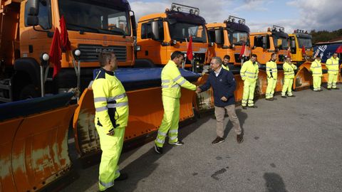 El presidente Luis Menor saluda al personal del parque de maquinaria de la Diputacin de Ourense.