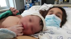 La madre, con su hija reci�n nacida, en una imagen cedida por ella