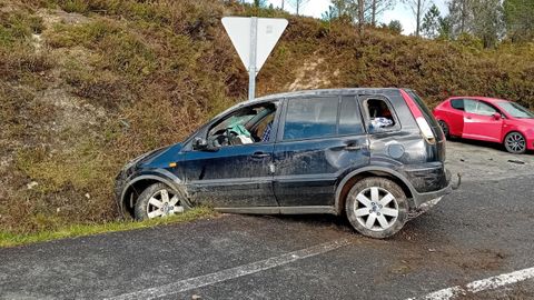 Estado en el que qued el coche tras el accidente ocurrido en el kilmetro 25 de la carretera AC-564