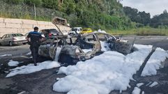Estado en que quedaron los dos coches calcinados este mi�rcoles de madrugada en Poio