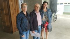 Tres miembros de la plataforma acudieron al consistorio a registrar el escrito dirigido al alcalde