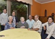 Mar�a Concepci�n, ayer (sentada, primera por la izquierda), con su familia y la familia del Lest�n. 
