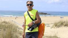 Jos� Agull� Garc�a, coordinador de los socorristas de Valdovi�o, con 40 a�os de experiencia, ayer en A Frouxeira