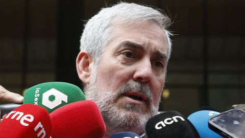 El presidente de Canarias, Fernando Clavijo, atiende a los medios tras salir del Ministerio de Sanidad.