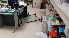 La mampara, que al igual que las que hay en todos los juzgados es port�til y solo se apoya en el mostrador, cay� al suelo y se rompi�