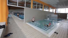 Piscina municipal de Viveiro, en imagen de archivo, donde el vaso infantil, situado a la derecha de la imagen, lleva cerrado m�s de a�o y medio