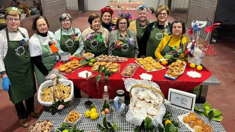 De izquierda a derecha, Candita, Amalia, Toita, Fina, Loli, Dolores, Carmen, Marga y Rosa, en carnaval