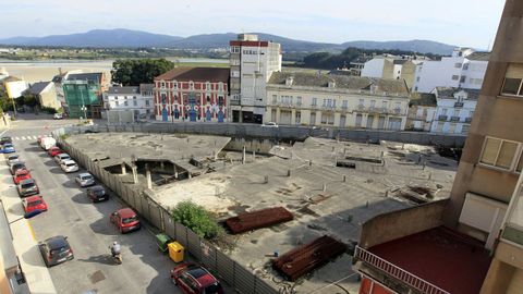 Solar vallado con los cimientos de una construcción de un edificio de viviendas que lleva años parada en el centro de Foz