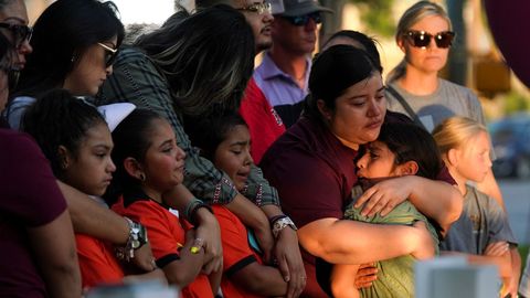 Concentracin en repulsa del tiroteo  en la escuela primaria Robb frente al juzgado del condado de Uvalde, Texas.