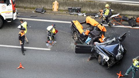 Estado en que qued� el veh�culo tras la excarcelaci�n de la conductora, practicada por los bomberos de Pontevedra