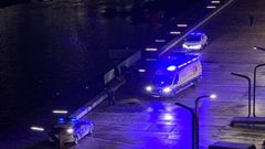 Momento en que los servicios de emergencia reaniman a la mujer que se cay� al mar