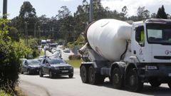 La fila de vehículos se extendió desde el acceso al puente hasta la salida de la autovía de Barbanza.