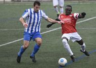 El corcubion�s Lema aguanta la entrada del laxense Gorka. 