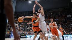 Caio Pacheco busca un pase durante el encuentro contra el Casademont Zaragoza.