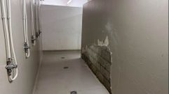 Aspecto del vestuario del campo de f�tbol de Melide