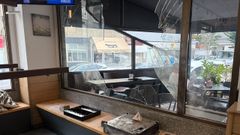 El cristal roto por el ladr�n en la madrugada de este jueves en el bar O Laxe