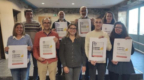 N�stor Rego y Secundino Fern�ndez se reunieron con la plataforma Dereito ao tren.