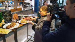 El cocinero C�sar Rom�n trocea uno de sus famosos cachopos.El cocinero C�sar Rom�n trocea uno de sus famosos cachopos