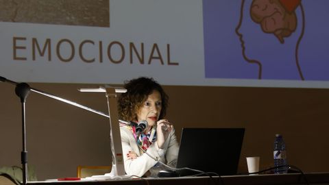 La psicóloga Sonia Martínez, durante la charla que ofreció en el IES María Sarmiento de Viveiro